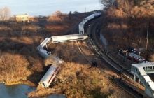 У Нью-Йорку потяг зійшов з рейок, чотири вагони впали в яр, є загиблі (фото)
