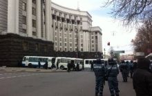 Подступы к Кабмину перекрыты автобусами, в Мариинском парке – "титушки"