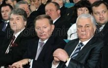 На круглый стол во дворец "Украина" пришли Кравчук, Кучма и Ющенко