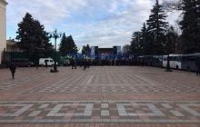 Яценюк: в хлеву держат лучше, чем людей на митинге Партии регионов