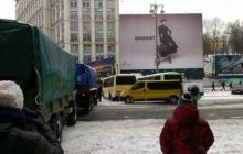 Автомобілі з Внутрішніми військами перегородили Хрещатик за 150 метрів від барикад (фото)
