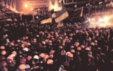 Силовикам вдалося частково зламати барикаду на Інститутській, тисяча активістів їх стримує