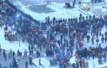 На Майдане около 5 тысяч человек, коммунальщики разбирают баррикады  (фото)