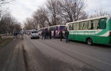 Нардепы и наблюдатели задержали на дороге под Первомайском 15 автобусов с людьми (фото)