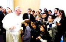 До Папи Франциска завітали діти, щоб скласти йому різдвяні побажання