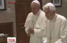 У Ватикані вперше з Різдвом привітали один одного два Папи (відео)