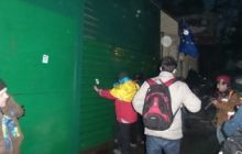 Митингующие покинули Межигорье и направились к резиденции Медведчука