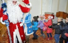 Військові моряки привітали дітей, батьки яких виконують завдання антипіратської операції на фрегаті “Гетьман Сагайдачний”