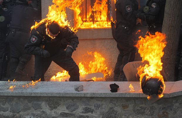 Працівники правоохоронних органів намагаються загасити на собі вогонь / mvs.gov.ua