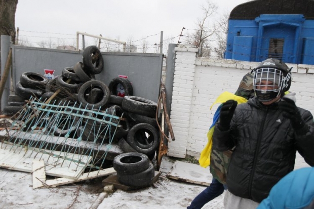 Активисты блокируют ворота части внутренних войск во Львове