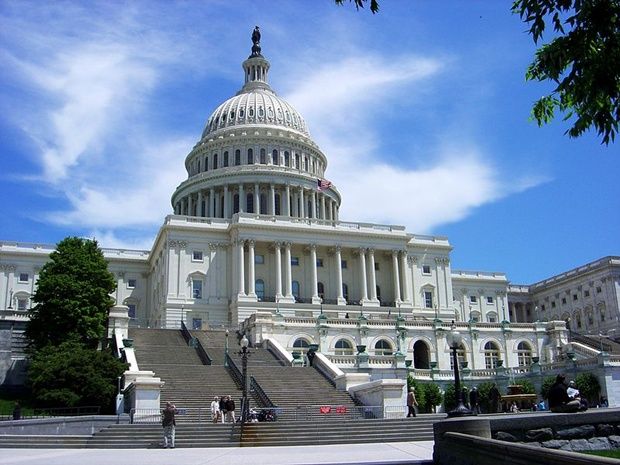 Конгрес США на Капітолійському пагорбі у Вашингтоні / uk.wikipedia.org