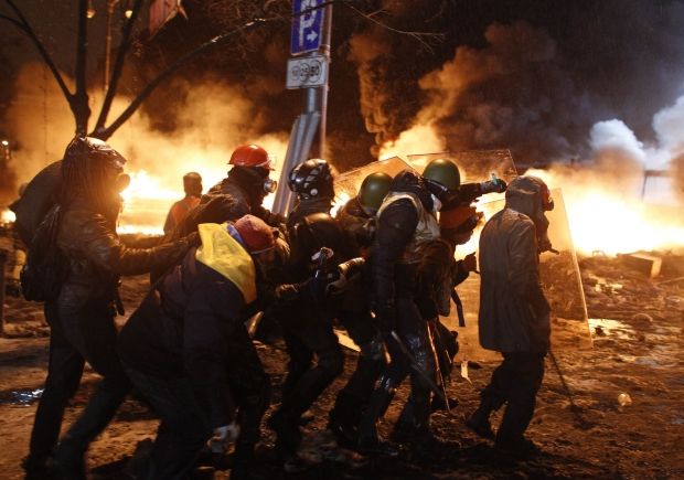 Противостояние с силовиками на Грушевского / REUTERS
