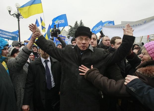 Азаров говорит, что проводить сейчас досрочные выборы - нереально / REUTERS