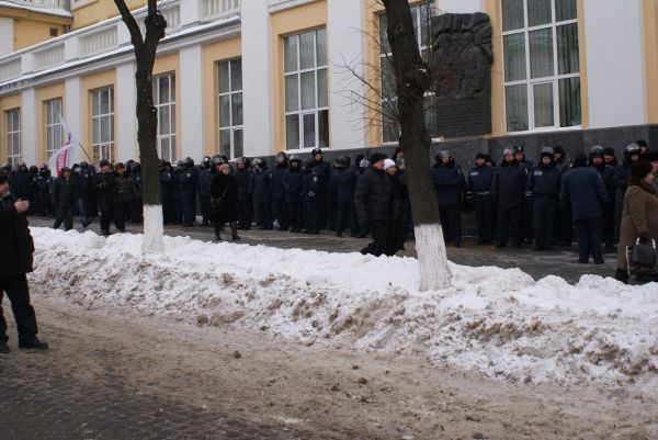 Міліція намагалась не пустити протестувальників до Вінницької ОДА / Фото i-vin.info