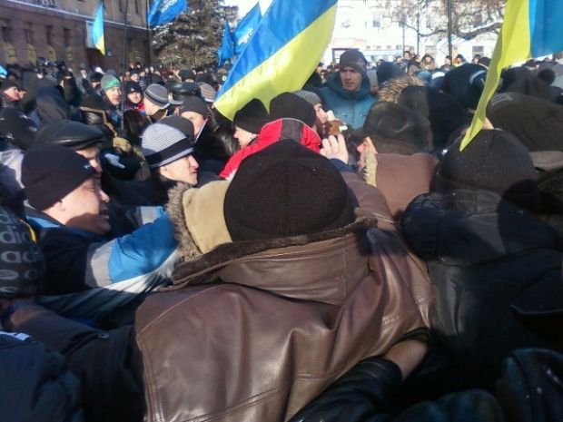 Потасовка во время штурма ОГА в Запорожье / akulamedia.com Потасовка во время штурма ОГА в Запорожье / akulamedia.com
