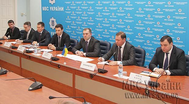 Іноземні посли відвідали барикади на Грушевського  Іноземні посли відвідали барикади на Грушевського