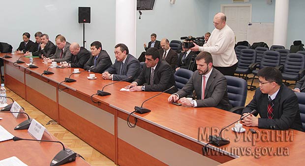 Іноземні посли відвідали барикади на Грушевського  Іноземні посли відвідали барикади на Грушевського