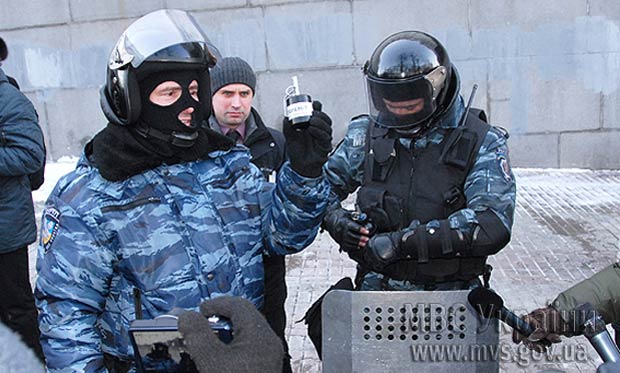 Іноземні посли відвідали барикади на Грушевського  Іноземні посли відвідали барикади на Грушевського