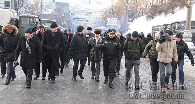 Іноземні посли відвідали барикади на Грушевського  Іноземні посли відвідали барикади на Грушевського