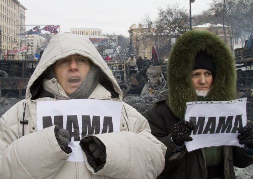 50 жінок разом зі священиками вийшли до «Беркуту» на вулиці Грушевського (фото)