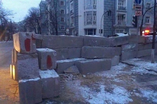 Блок-пост на углу Институтской / facebook.com/tetiana.montian Блок-пост на углу Институтской / facebook.com/tetiana.montian