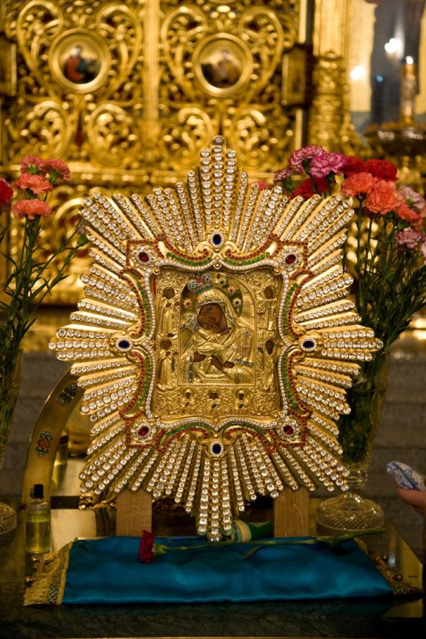 Наместники монастырей с чудотворными иконами на самолете облетят Украину Наместники монастырей с чудотворными иконами на самолете облетят Украину