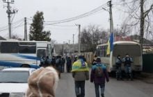 ЗМІ: Прочан під Межигір'ям "охороняли" 17 автобусів Беркута (фото, відео)