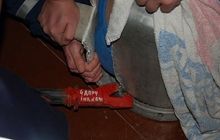 У Миколаєві рятувальники діставали хлопчика, який застряг у бідоні (фото, відео)