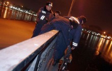 Міліціонери врятували жінку, яка впала з моста в Донецьку