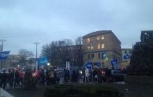 Раду окружили более тысячи сторонников власти