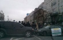 Автомайдан на Европейской площади окружили машины сторонников ПР (фото)