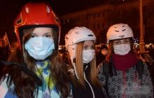 Во Львове молодые люди в масках вышли под областное управление милиции