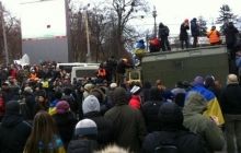 Близько 500 активістів підійшли до кордону міліції на Грушевського, протестувальники вибираються на вантажівки (фото)