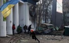 КМДА стверджує: хлопець, що впав з колонади на Грушевського, живий