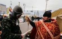 На Грушевського вже зібралося кілька тисяч людей, священики стримують протистояння