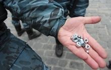 Бійці „Беркуту” розповіли чим обстрілюють їх мітингувальники