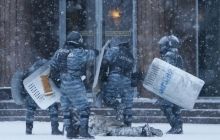 Майданівці зі щитами і кийками готуються відбивати штурм "Беркуту"
