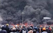 Вулиця Грушевського біля стадіону вся оповита чорним димом