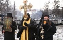 Блаженні миротворці: УПЦ схвалює вчинок ченців, які призупинили силові дії на Грушевського