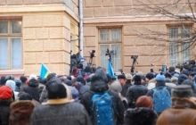 В Черновцах митингующие прорвались в ОГА с черного хода, часть силовиков покинула здание