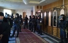 У Луцьку штурмують будівлю ОДА
