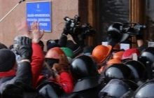 В Івано-Франківську мітингувальники штурмом захопили ОДА