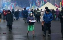 Близько тисячі осіб продовжують протестувати на Майдані, люди встановлюють нові намети