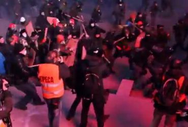 З'явилося відео, де мітингувальники палицями б'ють беркутівців, які вибігли їх атакувати