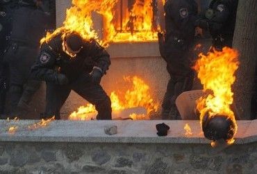 Протистояння на Грушевського: міліція у вогні