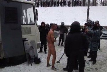 Опубліковано відео, як "Беркут" фотографував роздягненого догола захопленого активіста