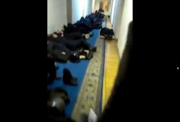 Внутрішні війська сплять у коридорах Кабміну