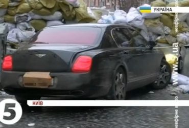 "Бентлі" в'їхав у барикади біля Майдану