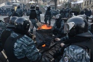 Как митингующие и правоохранители спасаются от морозов на Грушевского
