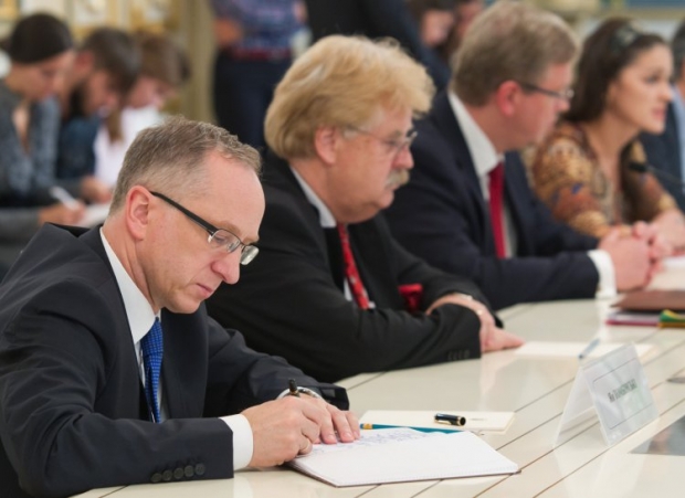 Эльмар Брок (второй справа) считает, что Янукович 